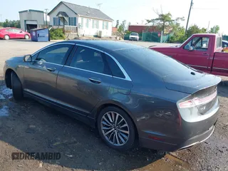 2017 Lincoln MKZ Select z VIN 3LN6L5D98HR613305, wystawiony jako IAAI lot #42400840 z przebiegiem 81 659 mil mil oraz . Historia ofert i sprzedaży dostępna na DreamBid. Obrazek 3.