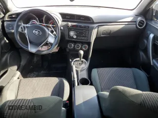 2011 Scion tC z VIN JTKJF5C70B3002270, wystawiony jako Copart lot #56605055 z przebiegiem 115 097 mil mil oraz Szkody całkowita. Historia ofert i sprzedaży dostępna na DreamBid. Obrazek 8.