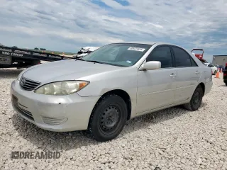 2005 Toyota Camry STD z VIN 4T1BE32K05U078042, wystawiony jako Copart lot #60635555 z przebiegiem 189 297 mil mil oraz Czysty tytuł • Clean title. Historia ofert i sprzedaży dostępna na DreamBid. Obrazek 1.