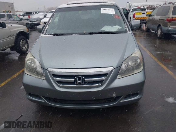 2006 Honda Odyssey EX-L with VIN 5FNRL386X6B096285, listed as a IAAI auction lot 41867716 with 215,284 mi miles. Bid and sale history available at carsss.com. Image 6.