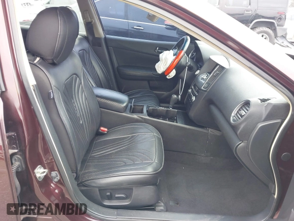 2014 Nissan Maxima S z VIN 1N4AA5AP5EC439085, wystawiony jako IAAI lot #41823382 z przebiegiem 131 218 mil mil oraz . Historia ofert i sprzedaży dostępna na DreamBid. Obrazek 5.