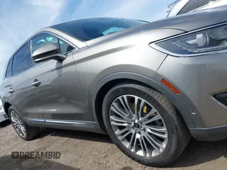 2016 Lincoln MKX Reserve z VIN 2LMTJ6LR7GBL60933, wystawiony jako IAAI lot #41825883 z przebiegiem 148 855 mil mil oraz . Historia ofert i sprzedaży dostępna na DreamBid. Obrazek 13.