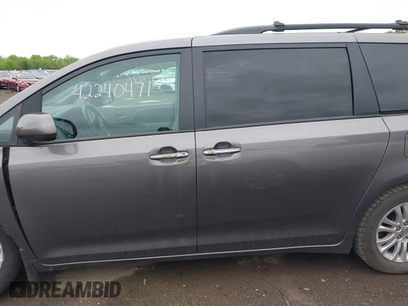 2016 Toyota Sienna XLE z VIN 5TDYK3DC3GS714599, wystawiony jako IAAI lot #42240471 z przebiegiem 135 746 mil mil oraz . Historia ofert i sprzedaży dostępna na DreamBid. Obrazek 14.