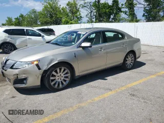2010 Lincoln MKS z VIN 1LNHL9DR4AG600399, wystawiony jako Copart lot #54786215 z przebiegiem 130 500 mil mil oraz Szkoda całkowita • Salvage title. Historia ofert i sprzedaży dostępna na DreamBid. Obrazek 1.