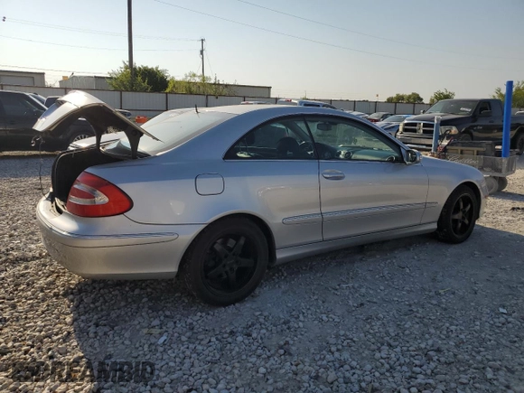 2005 Mercedes-Benz CLK 320 z VIN WDBTJ65J95F147662, wystawiony jako Copart lot #65940304 z przebiegiem 1 523 mil mil oraz Szkoda całkowita • Salvage title. Historia ofert i sprzedaży dostępna na DreamBid. Obrazek 3.