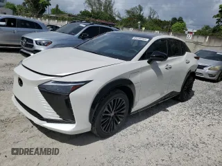 2023 Lexus RZ 450e Premium z VIN JTJAAAAB9PA011698, wystawiony jako Copart lot #64390964 z przebiegiem 12 303 mil mil oraz Szkody całkowita. Historia ofert i sprzedaży dostępna na DreamBid. Obrazek 1.