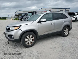 2013 Kia Sorento LX z VIN 5XYKT3A63DG400462, wystawiony jako Copart lot #57388925 z przebiegiem 304 354 mil mil oraz Szkoda całkowita • Salvage title. Historia ofert i sprzedaży dostępna na DreamBid. Obrazek 1.