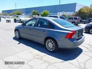 2009 Volvo S40 2.4L с VIN YV1MS390092446497, выставлен на аукционе IAAI как лот 42518359 с пробегом 86 548 миль миль и . История ставок и продаж доступна на DreamBid. Изображение 3.