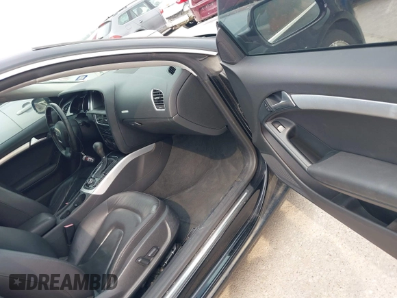 2012 Audi A5 Premium Plus z VIN WAULFAFR0CA014435, wystawiony jako IAAI lot #42289236 z przebiegiem 174 950 mil mil oraz . Historia ofert i sprzedaży dostępna na DreamBid. Obrazek 5.