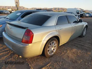 2006 Chrysler 300 C z VIN 2C3KA63H76H409115, wystawiony jako IAAI lot #42276229 z przebiegiem 153 248 mil mil oraz . Historia ofert i sprzedaży dostępna na DreamBid. Obrazek 4.