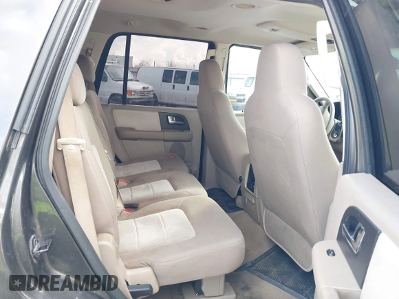 2006 Ford Expedition Special Service with VIN 1FMPU15526LA94611, listed as a IAAI auction lot 41496477 with 171,574 mi miles. Bid and sale history available at carsss.com. Image 8.