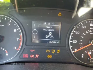 2018 Kia Optima LX z VIN KNAGT4L36J5213362, wystawiony jako Copart lot #56749365 z przebiegiem 122 662 mil mil oraz Szkoda całkowita • Salvage title. Historia ofert i sprzedaży dostępna na DreamBid. Obrazek 9.
