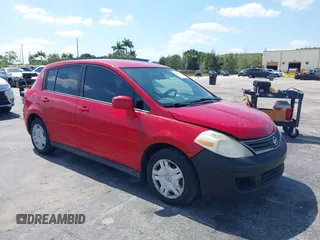 2012 Nissan Versa S z VIN 3N1BC1CP8CK292656, wystawiony jako IAAI lot #42219847 z przebiegiem 137 165 mil mil oraz . Historia ofert i sprzedaży dostępna na DreamBid. Obrazek 1.