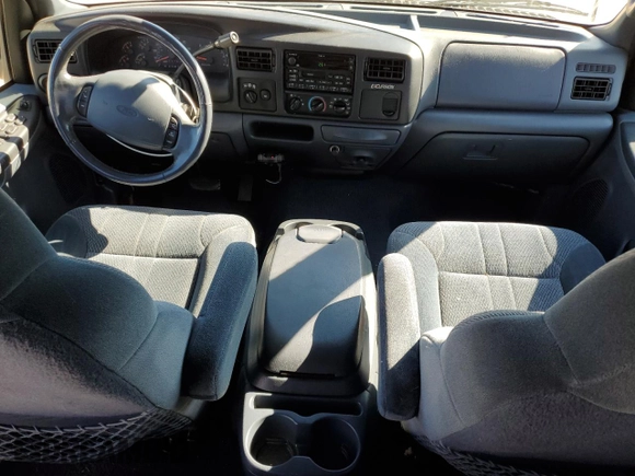 2000 Ford Excursion XLT z VIN 1FMNU41S8YED96108, wystawiony jako Copart lot #89351655 z przebiegiem 141 351 mil mil oraz Szkoda całkowita • Salvage title. Historia ofert i sprzedaży dostępna na DreamBid. Obrazek 8.
