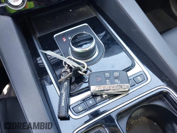 2020 Jaguar F-Pace 25t Premium z VIN SADCJ2FX8LA632287, wystawiony jako IAAI lot #42061142 z przebiegiem 53 771 mil mil oraz . Historia ofert i sprzedaży dostępna na DreamBid. Obrazek 11.