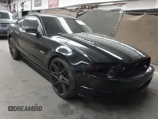 2013 Ford Mustang GT z VIN 1ZVBP8CF8D5262597, wystawiony jako IAAI lot #42111486 z przebiegiem 85 913 mil mil oraz . Historia ofert i sprzedaży dostępna na DreamBid. Obrazek 1.