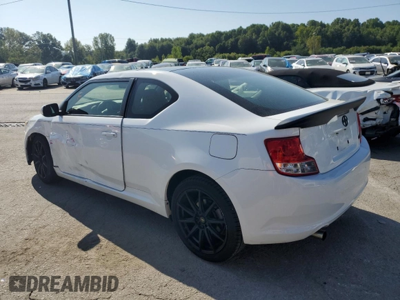 2013 Scion tC z VIN JTKJF5C73D3046010, wystawiony jako Copart lot #68684194 z przebiegiem 121 174 mil mil oraz Szkody całkowita. Historia ofert i sprzedaży dostępna na DreamBid. Obrazek 2.