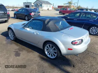 2007 Mazda MX-5 Miata Sport z VIN JM1NC25F170135777, wystawiony jako IAAI lot #41746586 z przebiegiem 107 302 mil mil oraz . Historia ofert i sprzedaży dostępna na DreamBid. Obrazek 3.