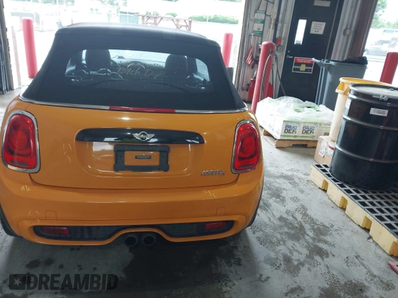 2017 MINI Convertible Cooper S z VIN WMWWG9C31H3C81428, wystawiony jako IAAI lot #42192920 z przebiegiem 75 861 mil mil oraz . Historia ofert i sprzedaży dostępna na DreamBid. Obrazek 17.