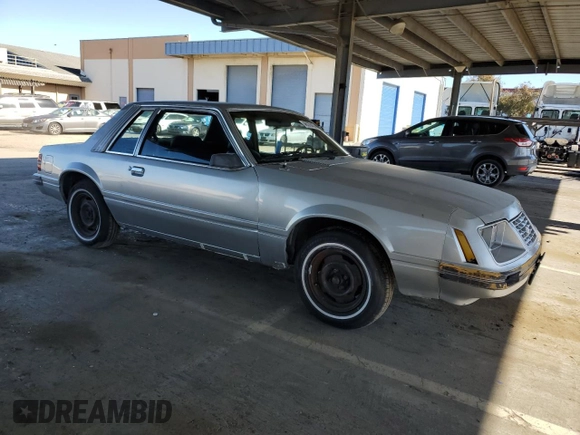 1983 Ford Mustang z VIN 1FABP26A1DF176922, wystawiony jako Copart lot #46378435 z przebiegiem 63 106 mil mil oraz Czysty tytuł • Clean title. Historia ofert i sprzedaży dostępna na DreamBid. Obrazek 4.