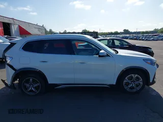 2024 BMW X1 xDrive28i с VIN WBX73EF0XR5Z50590, выставлен на аукционе IAAI как лот 42052219 с пробегом 3 158 миль миль и . История ставок и продаж доступна на DreamBid. Изображение 13.