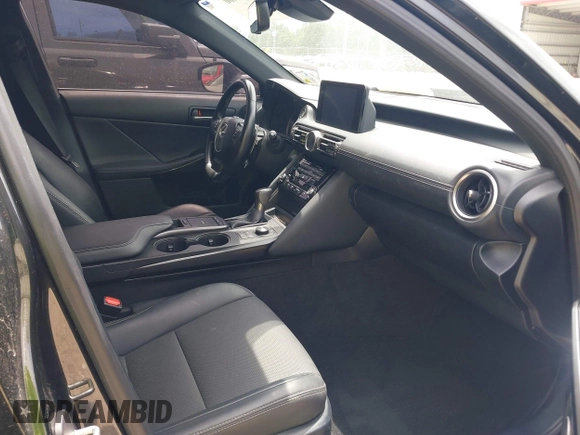 2021 Lexus IS 300 z VIN JTHAA1D24M5114934, wystawiony jako IAAI lot #42133400 z przebiegiem 37 396 mil mil oraz . Historia ofert i sprzedaży dostępna na DreamBid. Obrazek 5.