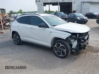 2025 Hyundai Kona с VIN KM8HBCA39SU190377, выставлен на аукционе IAAI как лот 42422763 с пробегом 3 131 миль миль и . История ставок и продаж доступна на DreamBid. Изображение 1.