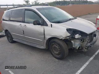 2005 Toyota Sienna CE z VIN 5TDZA23C95S222269, wystawiony jako IAAI lot #42194423 z przebiegiem 282 028 mil mil oraz . Historia ofert i sprzedaży dostępna na DreamBid. Obrazek 1.