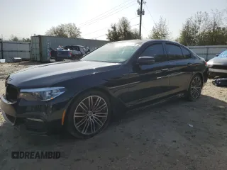 2018 BMW 5 Series 530i z VIN WBAJA5C5XJWA36332, wystawiony jako Copart lot #47810135 z przebiegiem 131 011 mil mil oraz Szkody całkowita. Historia ofert i sprzedaży dostępna na DreamBid. Obrazek 1.