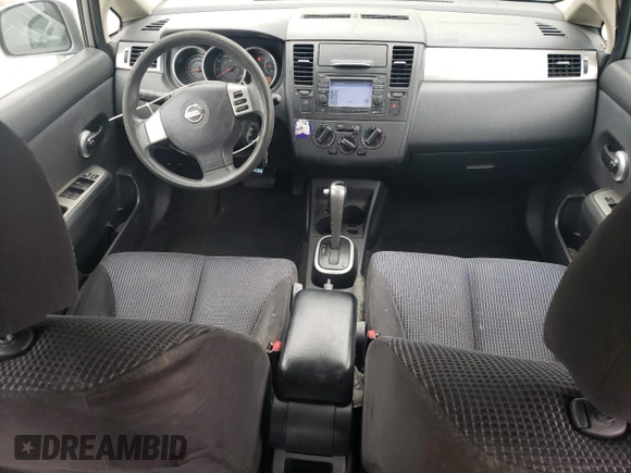 2010 Nissan Versa S z VIN 3N1BC1CPXAL467982, wystawiony jako Copart lot #58525655 z przebiegiem 139 088 mil mil oraz Szkoda całkowita • Salvage title. Historia ofert i sprzedaży dostępna na DreamBid. Obrazek 8.