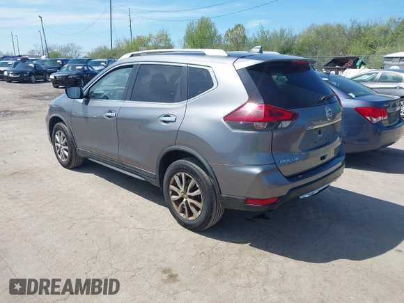 2018 Nissan Rogue SV z VIN KNMAT2MV6JP569246, wystawiony jako IAAI lot #42085827 z przebiegiem 143 364 mil mil oraz . Historia ofert i sprzedaży dostępna na DreamBid. Obrazek 3.
