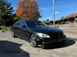 2011 Mercedes-Benz S 63 AMG z VIN WDDNG7EB1BA371448, wystawiony jako Copart lot #75099424 z przebiegiem 193 272 mil mil oraz Czysty tytuł • Clean title. Historia ofert i sprzedaży dostępna na DreamBid. Obrazek 1.