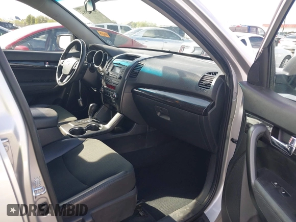 2011 Kia Sorento EX with VIN 5XYKU3A12BG076595, listed as a IAAI auction lot 41920914 with 190,751 mi miles. Bid and sale history available at carsss.com. Image 5.