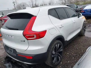 2024 Volvo XC40 Plus Bright Theme z VIN YV4L12UEXR2202130, wystawiony jako IAAI lot #41876910 z przebiegiem 15 997 mil mil oraz . Historia ofert i sprzedaży dostępna na DreamBid. Obrazek 4.