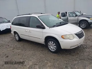 2006 Chrysler Town & Country Touring z VIN 2A4GP54L76R915853, wystawiony jako IAAI lot #42361966 z przebiegiem 250 782 mil mil oraz . Historia ofert i sprzedaży dostępna na DreamBid. Obrazek 1.