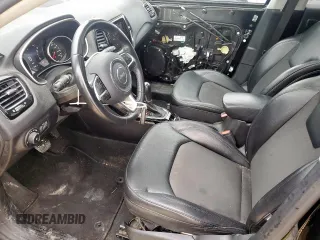 2018 Jeep Compass Altitude z VIN 3C4NJCBBXJT438483, wystawiony jako Copart lot #56781665 z przebiegiem 67 255 mil mil oraz Szkoda całkowita • Salvage title. Historia ofert i sprzedaży dostępna na DreamBid. Obrazek 7.