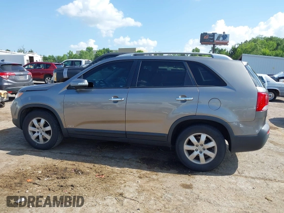 2013 Kia Sorento LX z VIN 5XYKTDA24DG349430, wystawiony jako IAAI lot #42549811 z przebiegiem 204 664 mil mil oraz . Historia ofert i sprzedaży dostępna na DreamBid. Obrazek 15.