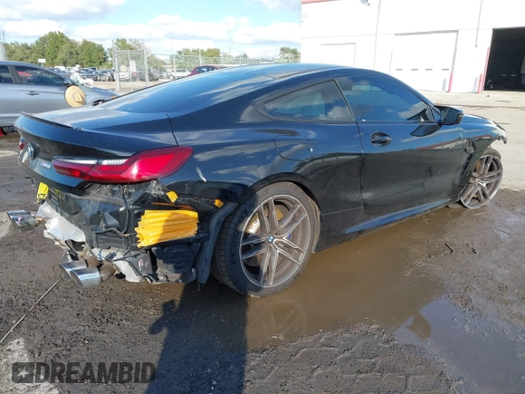 2020 BMW M8 z VIN WBSAE0C01LCD54612, wystawiony jako IAAI lot #41022043 z przebiegiem Nie podano mil oraz . Historia ofert i sprzedaży dostępna na DreamBid. Obrazek 4.