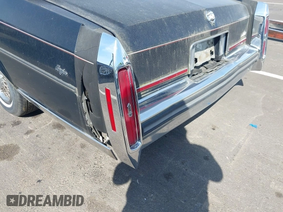 1987 Cadillac Brougham z VIN 1G6DW51Y0H9753376, wystawiony jako IAAI lot #42114437 z przebiegiem 69 484 mil mil oraz . Historia ofert i sprzedaży dostępna na DreamBid. Obrazek 6.
