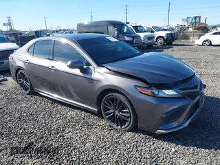 2022 Toyota Camry Hybrid XSE z VIN 4T1K31AK7NU586844, wystawiony jako IAAI lot #41885379 z przebiegiem 94 410 mil mil oraz . Historia ofert i sprzedaży dostępna na DreamBid. Obrazek 1.