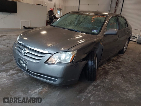 2007 Toyota Avalon XL z VIN 4T1BK36B17U193545, wystawiony jako IAAI lot #42202391 z przebiegiem 98 388 mil mil oraz . Historia ofert i sprzedaży dostępna na DreamBid. Obrazek 2.