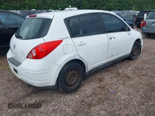 2009 Nissan Versa S z VIN 3N1BC13E49L354233, wystawiony jako IAAI lot #42230622 z przebiegiem 190 161 mil mil oraz . Historia ofert i sprzedaży dostępna na DreamBid. Obrazek 4.