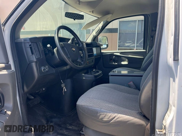 2014 Chevrolet Express Cargo z VIN 1GCWGFCA3E1191413, wystawiony jako IAAI lot #42495746 z przebiegiem 149 871 mil mil oraz . Historia ofert i sprzedaży dostępna na DreamBid. Obrazek 8.