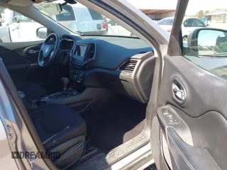 2019 Jeep Cherokee Latitude with VIN 1C4PJMCB0KD105214, listed as a IAAI auction lot 41720808 with 50,080 mi miles. Bid and sale history available at carsss.com. Image 5.