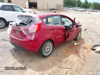 2014 Ford Fiesta Titanium z VIN 3FADP4FJ7EM204194, wystawiony jako IAAI lot #42314274 z przebiegiem 173 088 mil mil oraz . Historia ofert i sprzedaży dostępna na DreamBid. Obrazek 4.
