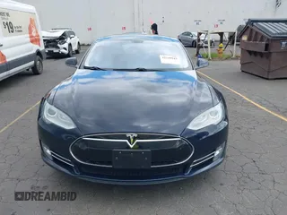 2013 Tesla Model S с VIN 5YJSA1CN1DFP05559, выставлен на аукционе IAAI как лот 42249943 с пробегом 134 399 миль миль и . История ставок и продаж доступна на DreamBid. Изображение 12.