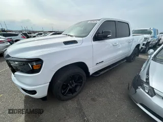 2022 Ram 1500 Big Horn z VIN 1C6RRFFG2NN395918, wystawiony jako Copart lot #56024415 z przebiegiem 28 565 mil mil oraz Szkoda całkowita • Salvage title. Historia ofert i sprzedaży dostępna na DreamBid. Obrazek 1.