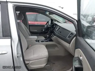 2019 Kia Sedona L with VIN KNDMA5C18K6541538, listed as a IAAI auction lot 41643348 with 92,042 mi miles. Bid and sale history available at carsss.com. Image 5.