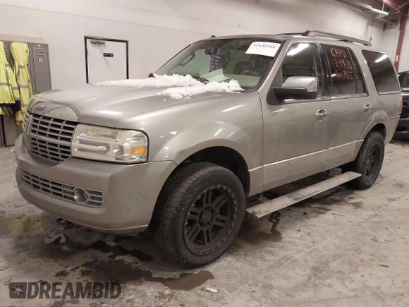 2008 Lincoln Navigator z VIN 5LMFU28568LJ00925, wystawiony jako IAAI lot #41641088 z przebiegiem 214 476 mil mil oraz . Historia ofert i sprzedaży dostępna na DreamBid. Obrazek 17.