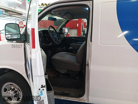 2015 Chevrolet Express Cargo z VIN 1GCWGFCF2F1160764, wystawiony jako IAAI lot #42566615 z przebiegiem 232 493 mil mil oraz . Historia ofert i sprzedaży dostępna na DreamBid. Obrazek 14.